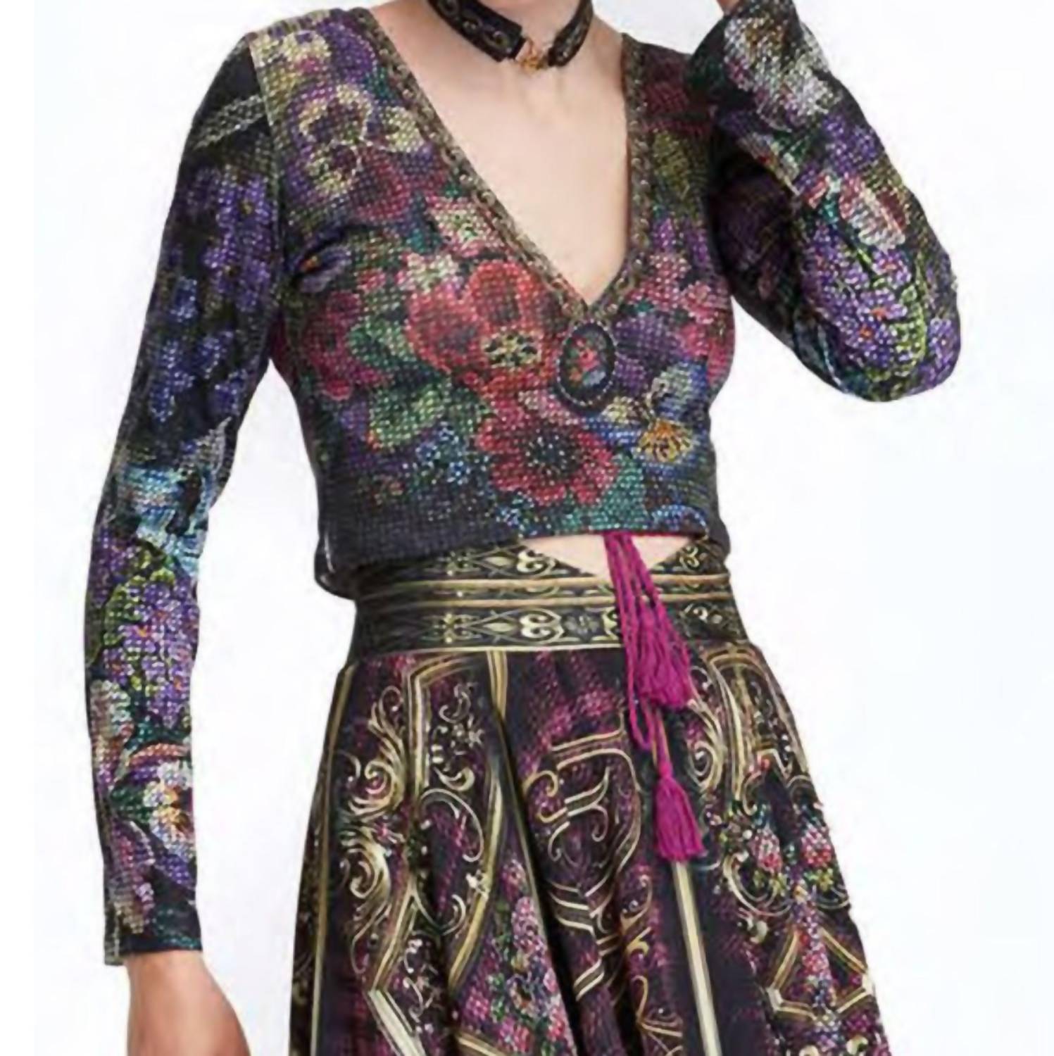 Back To Black Blooming Tartan Top im Garten