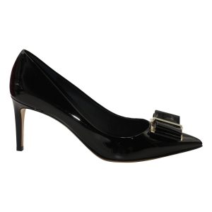 Salvatore Ferragamo Zeri 70 Schleifendetail-gebellte Pumps in schwarzem Lackleder 7703698440252