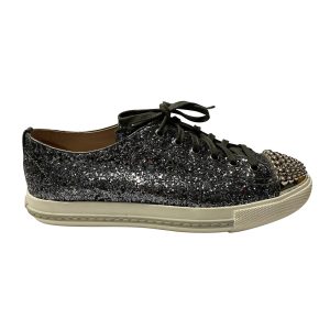 Miu Miu – Sneaker mit Nieten, Schnürung und Zehenkappe in Silberglitzer – 7766499262524