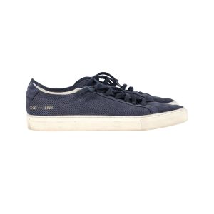 Common Projects Achilles Low Summer Edition Perforierte Sneakers aus marineblauem Nubuk-Wildleder