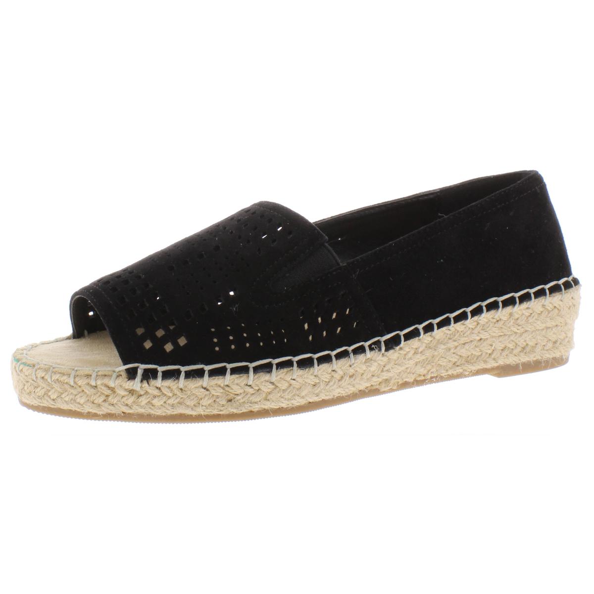 Cora Wildleder rutscht auf Keilsandalen
