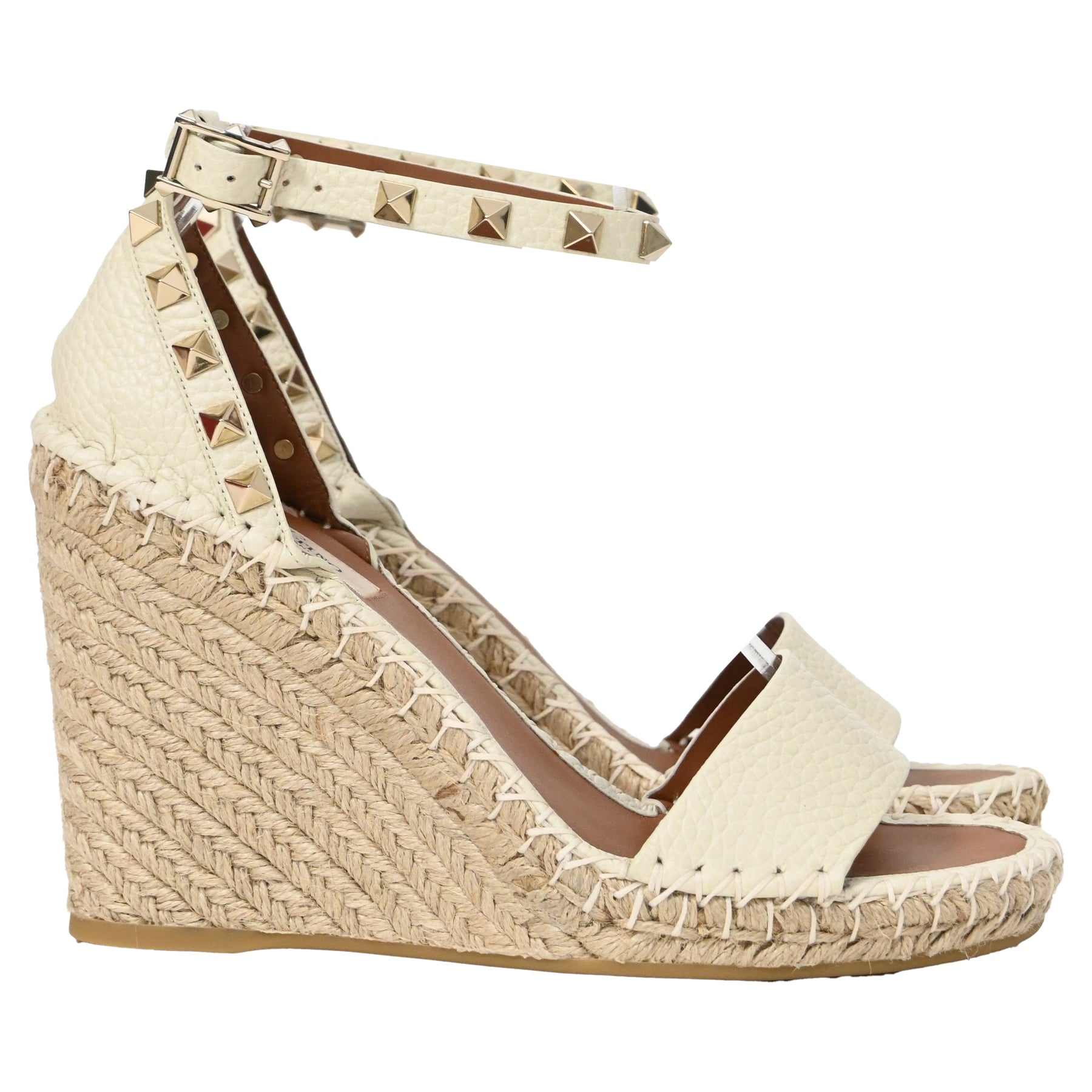 Valentino Garavani Rockstud Espadrille Wedge Ankle Strap Sandalen aus creme Leder 7833197543484