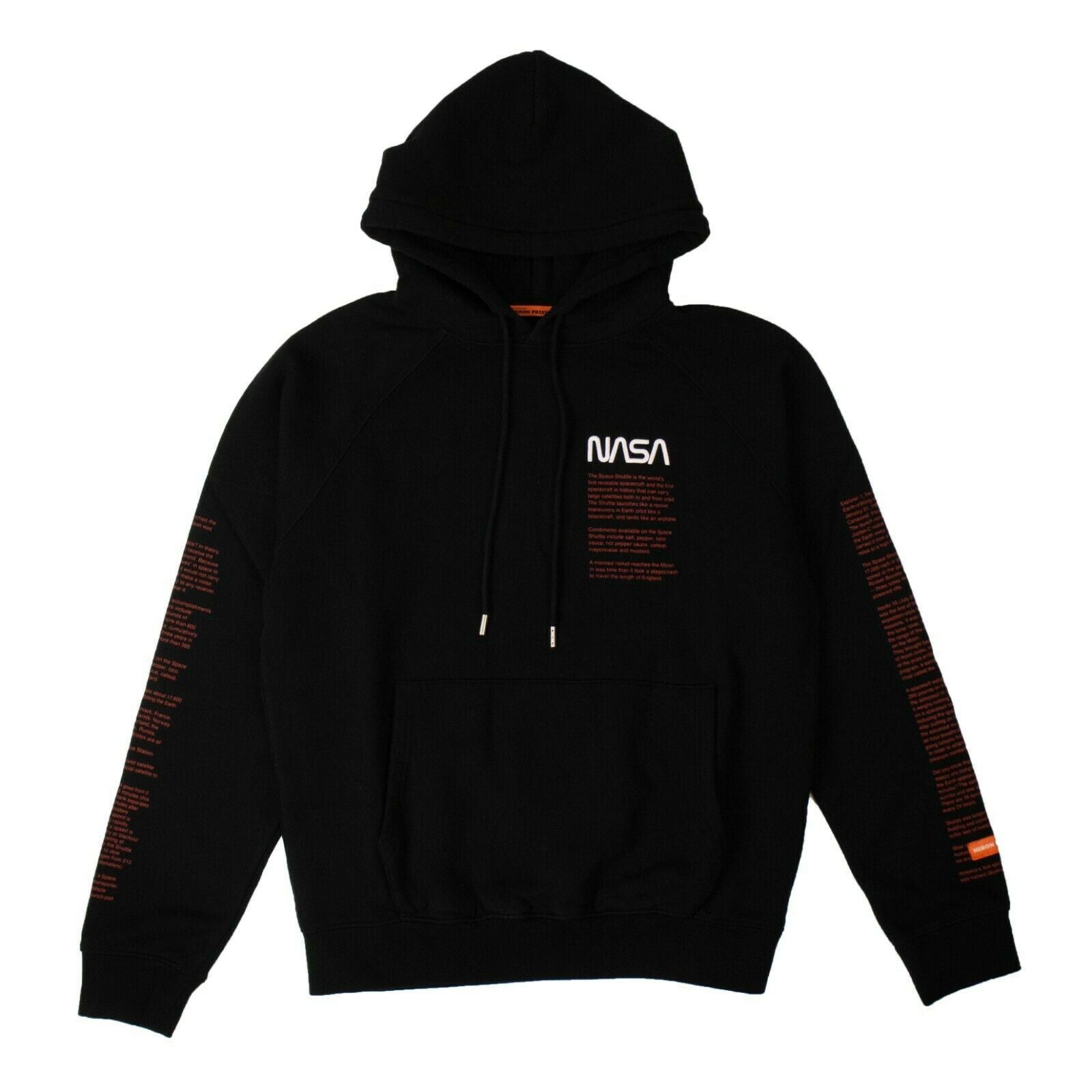 Schwarzer Herren-Hoodie mit „NASA-Print“.