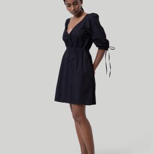 Gathered Elbow Sleeve kurzes Kleid in schwarz