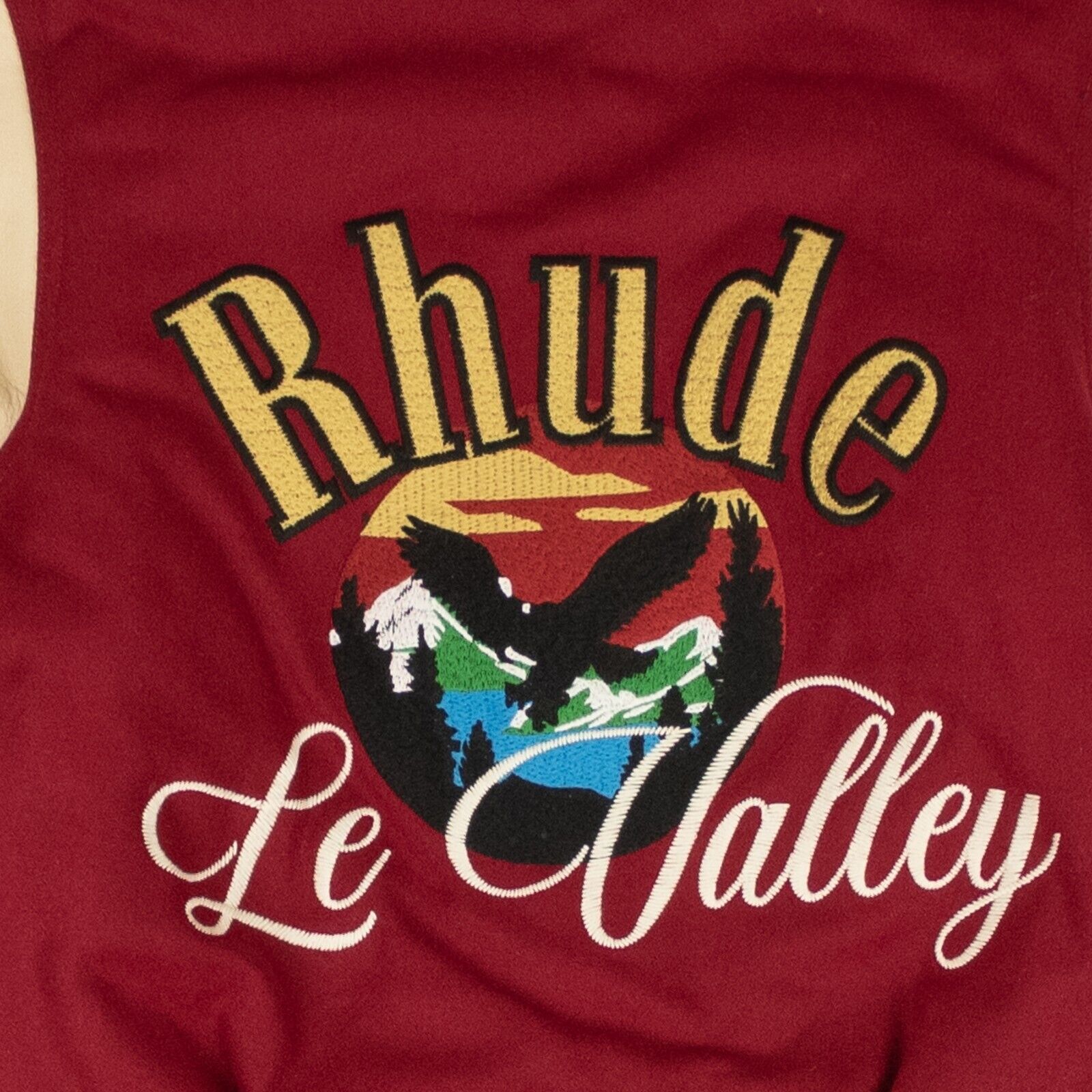 Bordoux und Creme Le Valley Varsity-Jacke