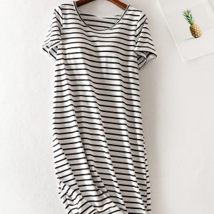 Gestreiftes Kurzarmkleid mit Rundhalsausschnitt