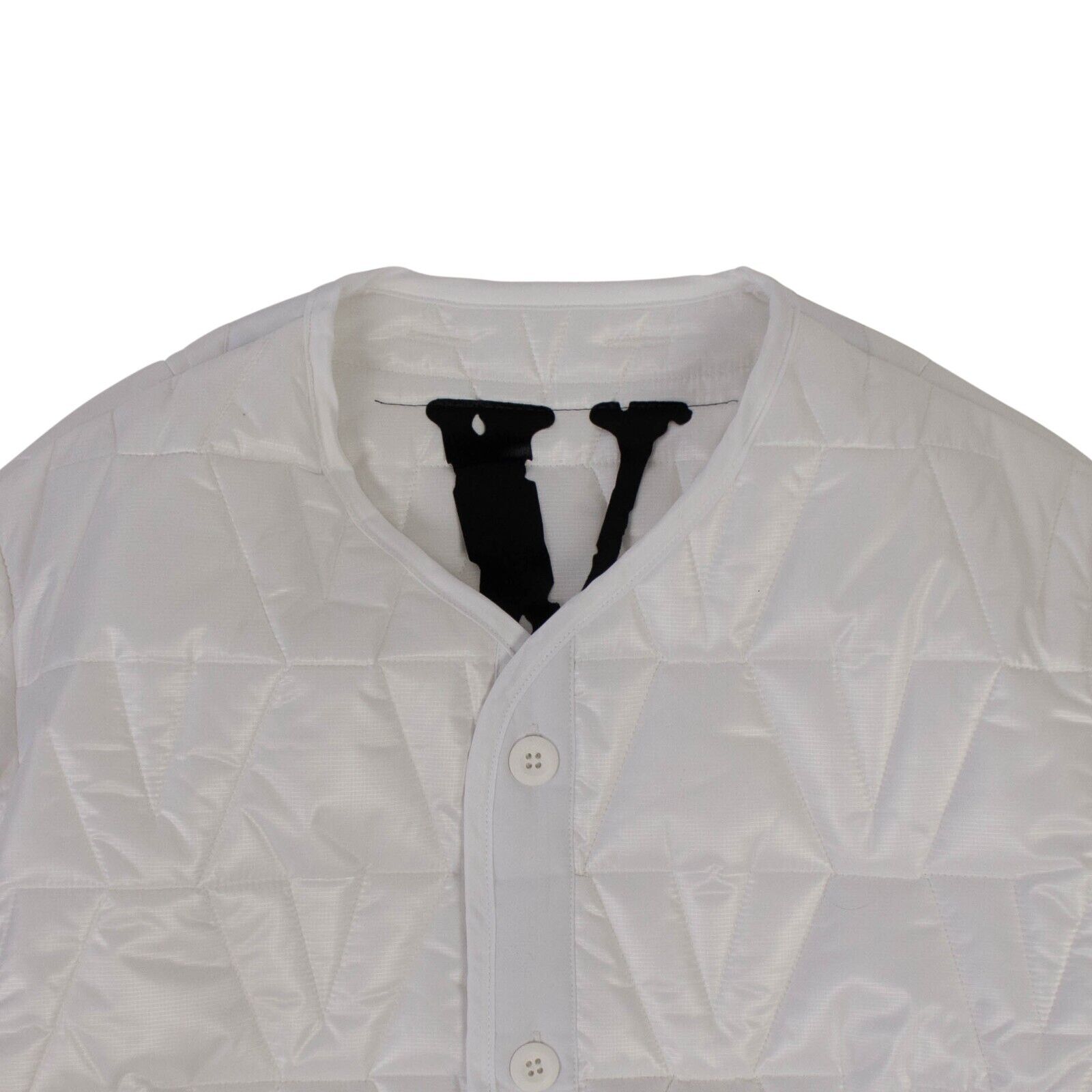 Weiße Steppjacke mit V-Logo