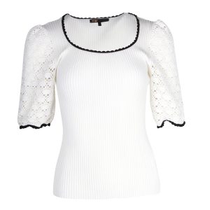 Maje Menta – Rippenstricktop aus weißer Viskose mit gehäkelten Ärmeln – 7748727701564
