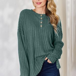 Geripptes, langärmliges High-Low-T-Shirt mit halben Knöpfen in voller Größe