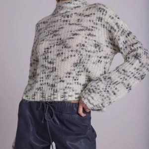 Space Dye Mock Neck Pullover im Winter weiß und schwarz