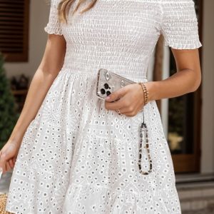 Gesmoktes, schulterfreies, kurzärmliges Minikleid