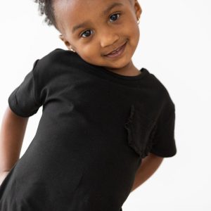 Schwarzes T-Shirt mit Rüschentasche